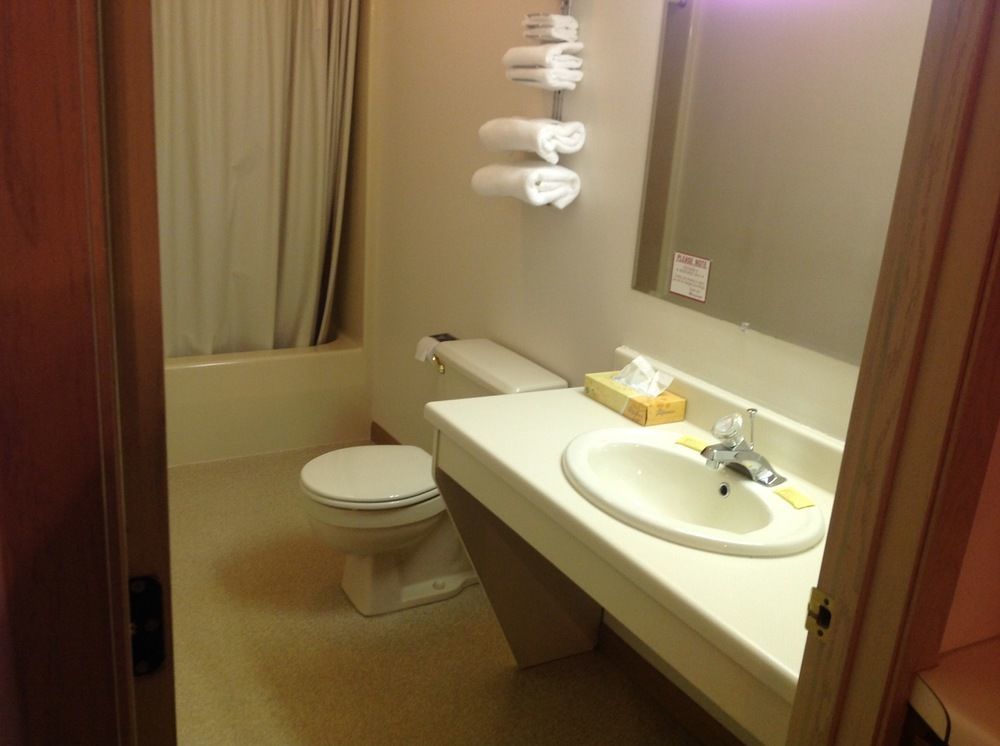Value Host Motor Inn Marquette Ngoại thất bức ảnh