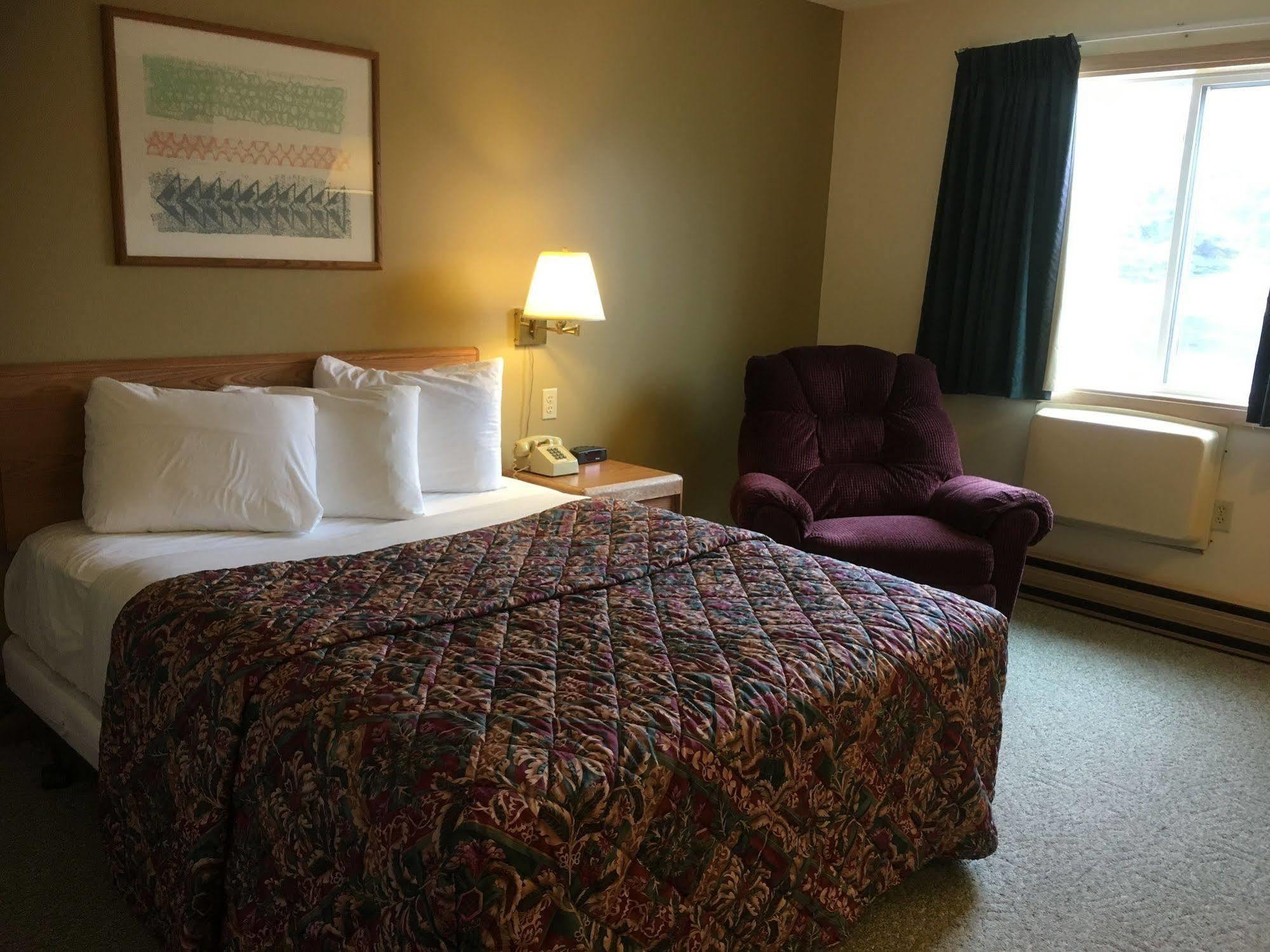 Value Host Motor Inn Marquette Ngoại thất bức ảnh