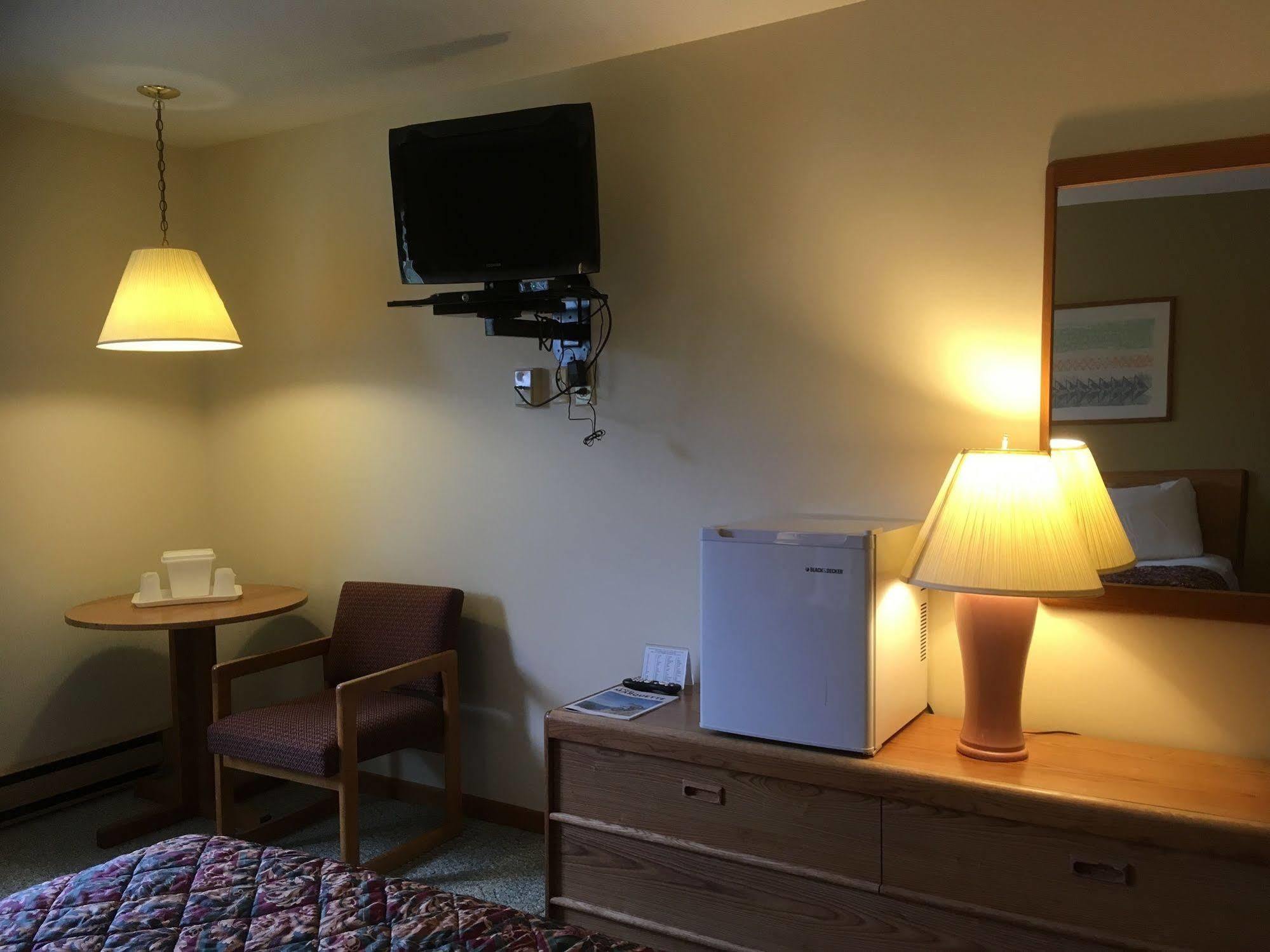 Value Host Motor Inn Marquette Ngoại thất bức ảnh