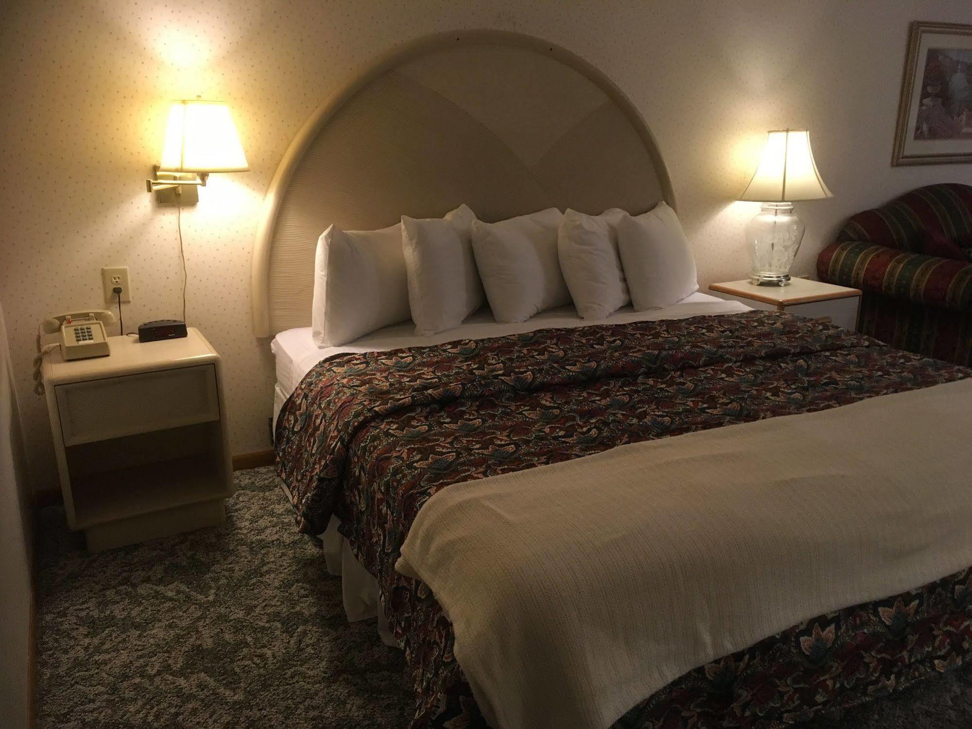 Value Host Motor Inn Marquette Ngoại thất bức ảnh