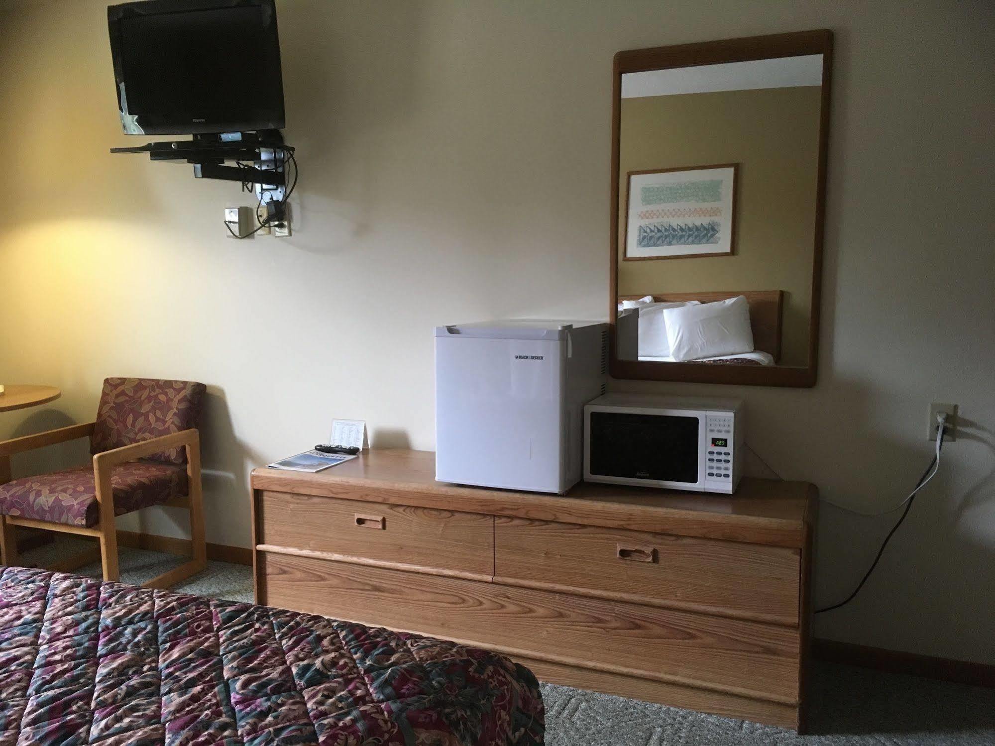 Value Host Motor Inn Marquette Ngoại thất bức ảnh